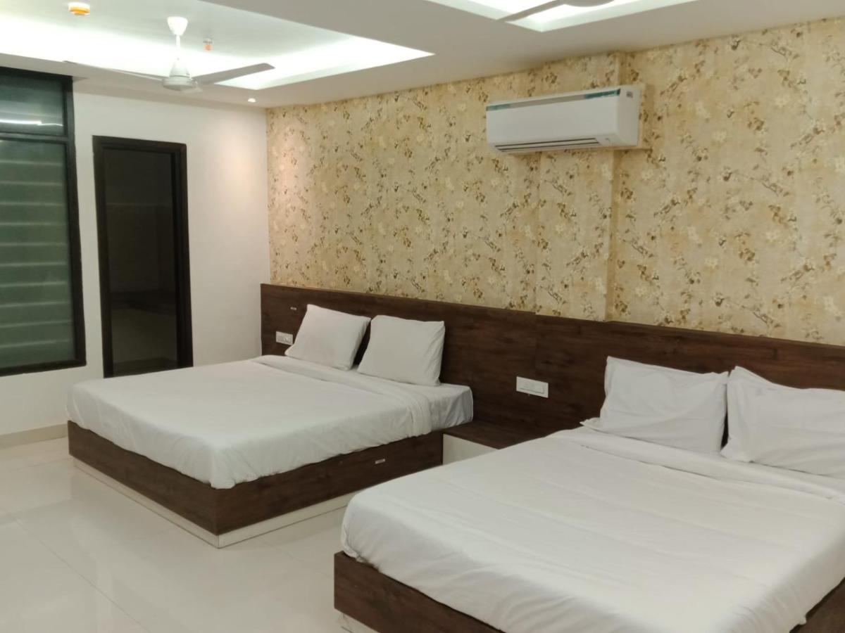 Hotel Golden Leaf Mohali Bagian luar foto