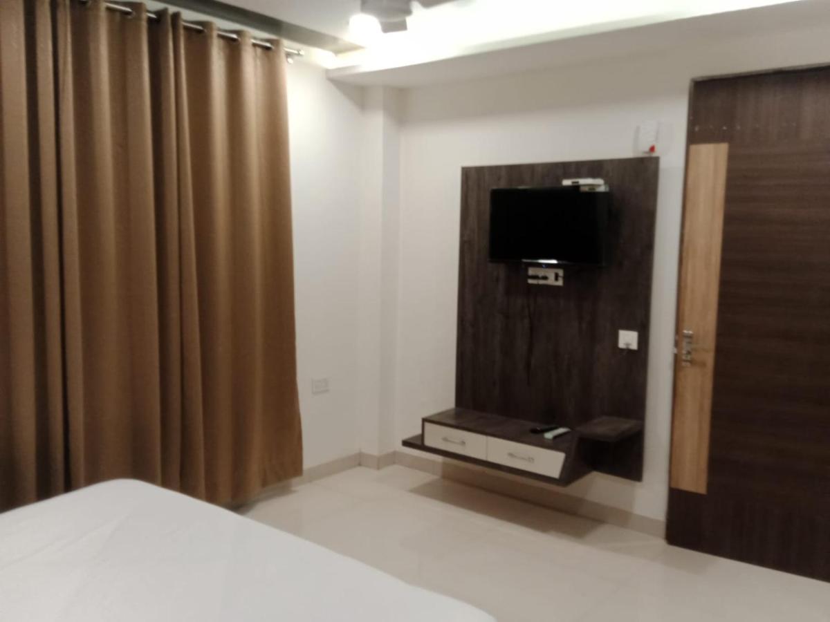Hotel Golden Leaf Mohali Bagian luar foto