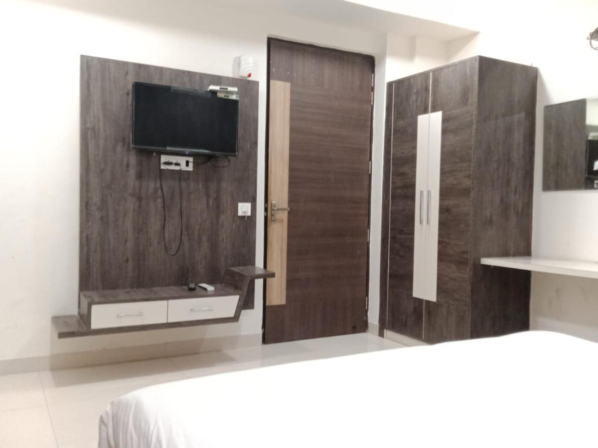 Hotel Golden Leaf Mohali Bagian luar foto