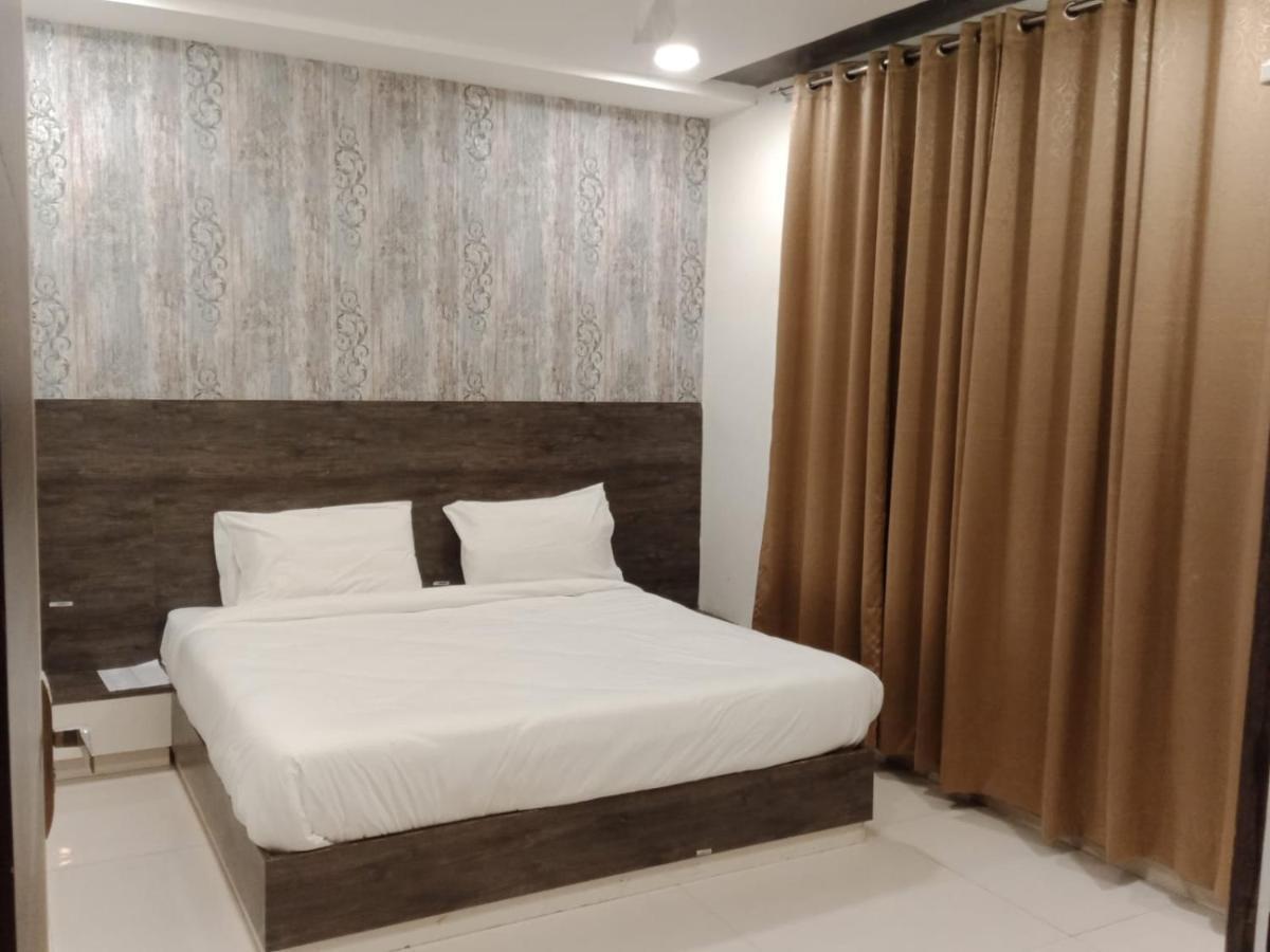 Hotel Golden Leaf Mohali Bagian luar foto