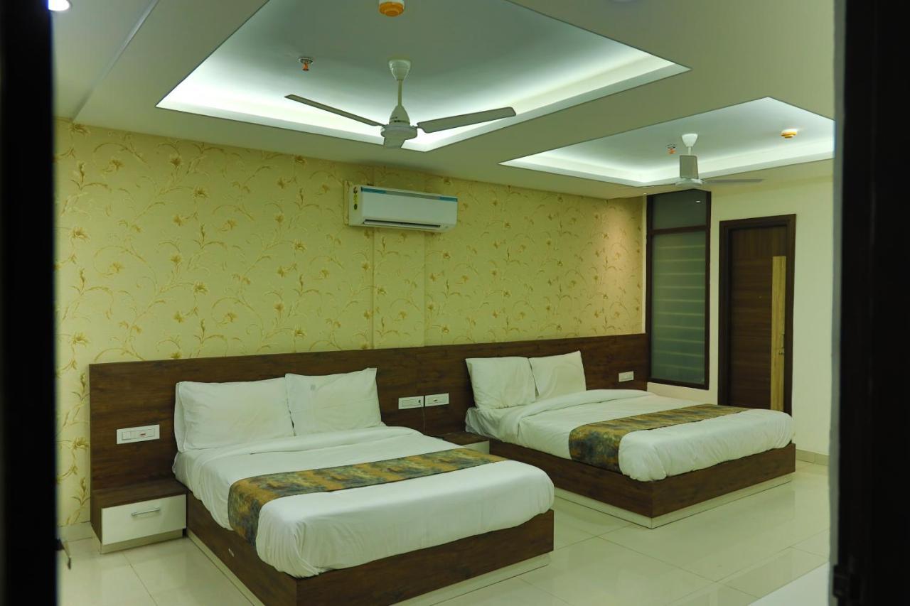 Hotel Golden Leaf Mohali Bagian luar foto