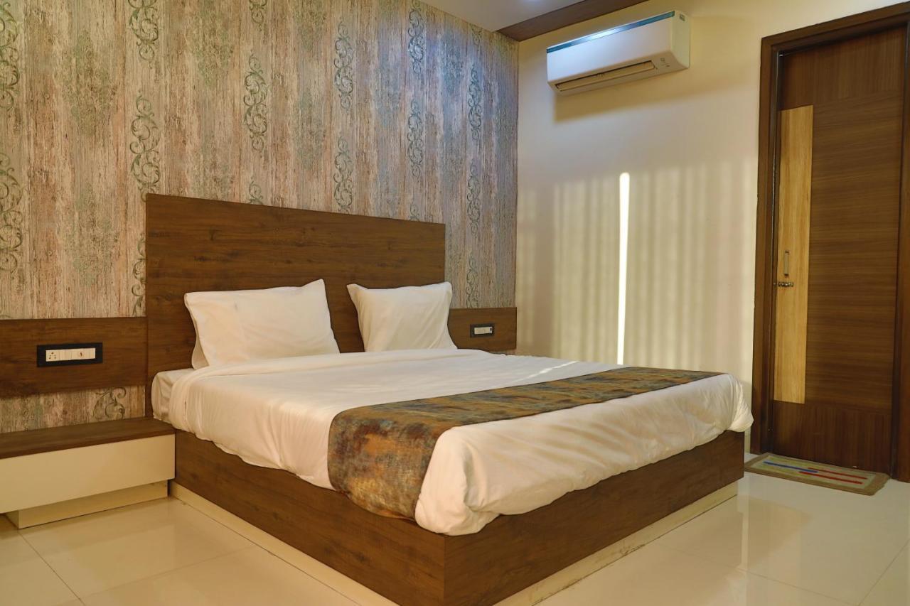 Hotel Golden Leaf Mohali Bagian luar foto