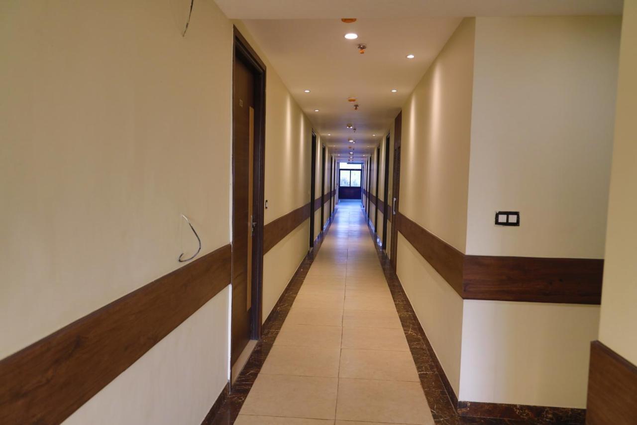 Hotel Golden Leaf Mohali Bagian luar foto